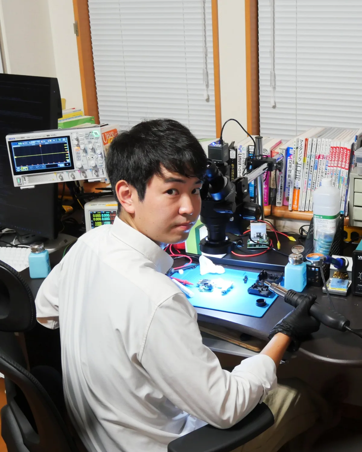 電子基板の開発環境で作業する技術開発・試作支援担当者