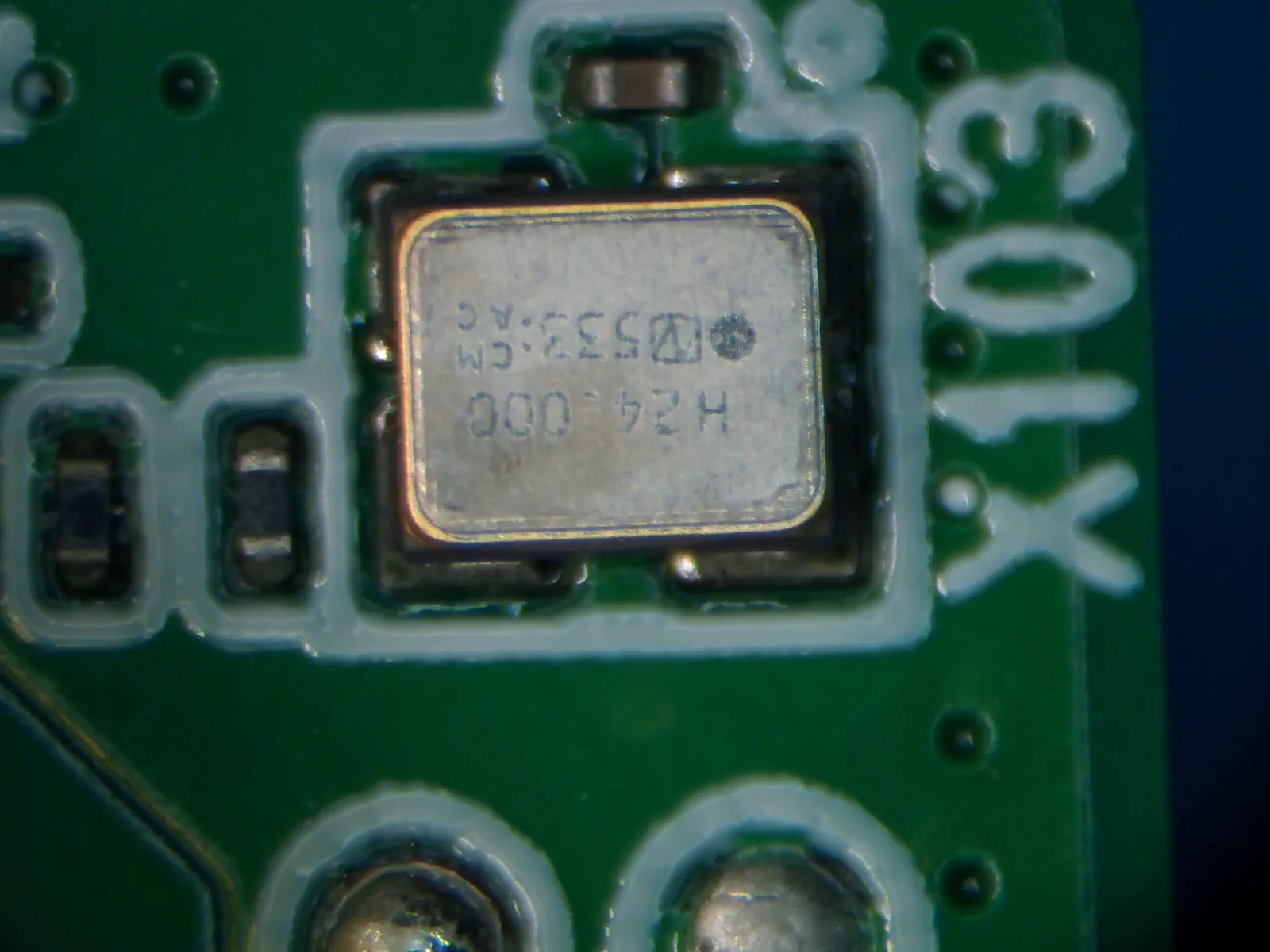 AMS-22基板上の24 MHzとみられる水晶振動子