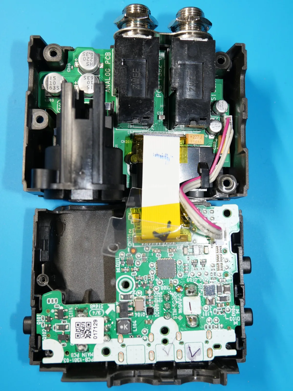 AMS-22の筐体を開き内部の基板構成を確認している様子