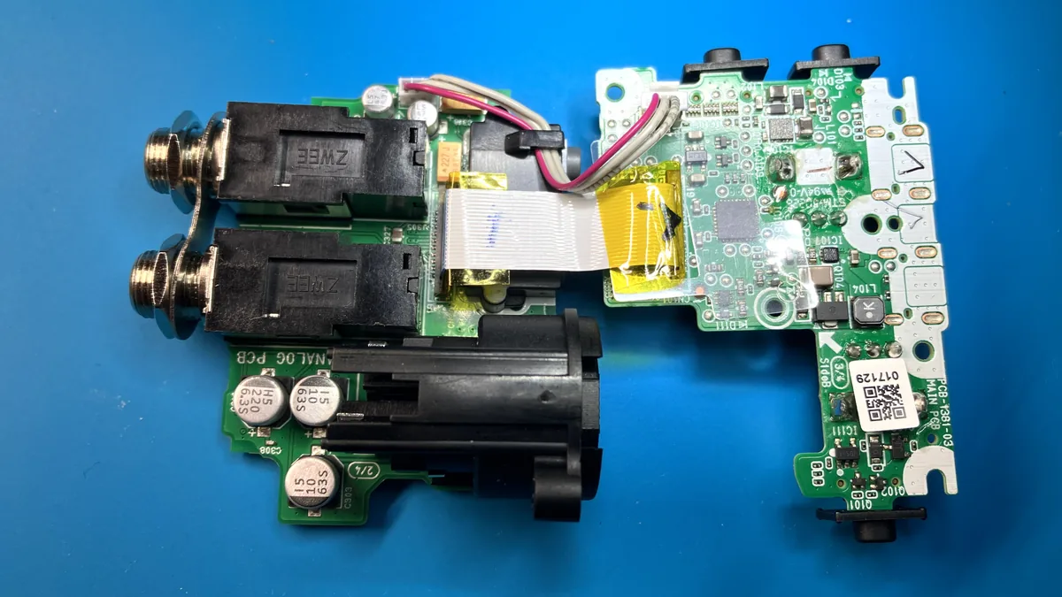 分解したAMS-22の内部基板全体